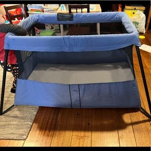 Baby Bjorn travel play yard/pack and play